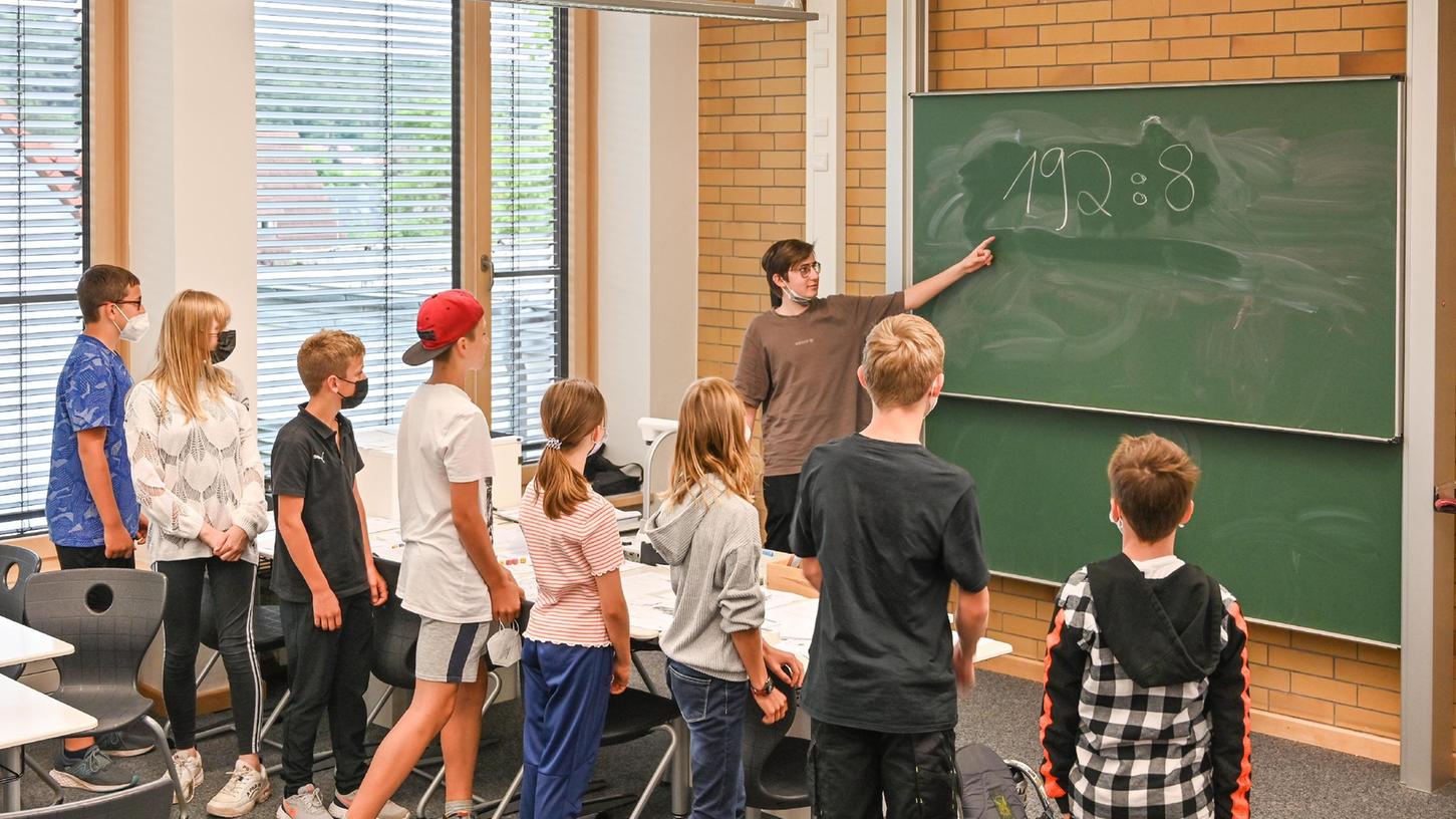 Sommerschule an der Realschule Hilpoltstein: Auch das neue Schuljahr ist von Corona geprägt, ob der Präsenzunterricht durchgehalten werden kann, weiß der Chef des bayerischen Realschullehrerverbands nicht zu sagen. Sommerschule an der Realschule Hilpoltstein: Auch das neue Schuljahr ist von Corona geprägt, ob der Präsenzunterricht durchgehalten werden kann, weiß der Chef des bayerischen Realschullehrerverbands nicht zu sagen.