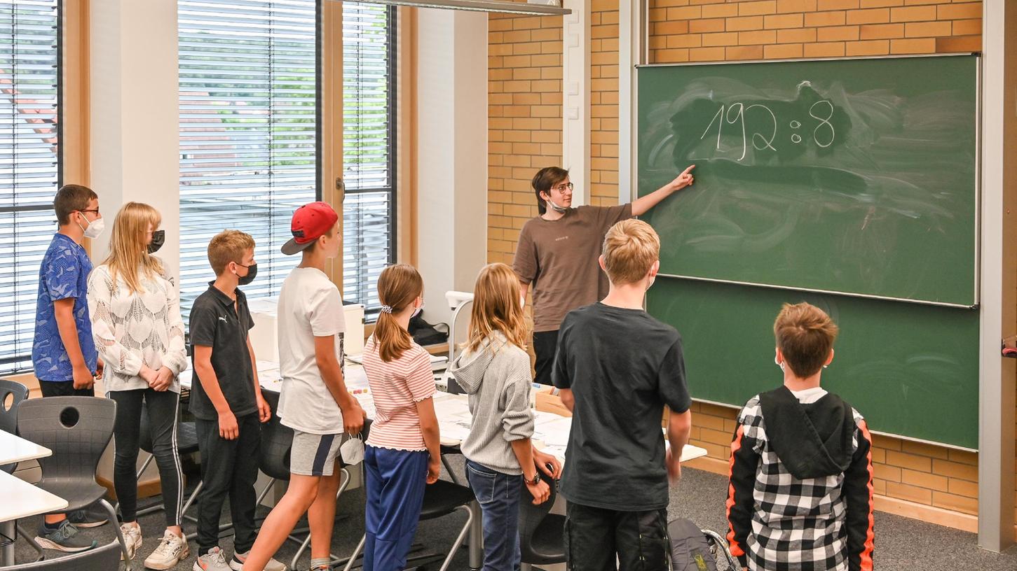 Sommerschule an der Realschule Hilpoltstein: Auch das neue Schuljahr ist von Corona geprägt, ob der Präsenzunterricht durchgehalten werden kann, weiß der Chef des bayerischen Realschullehrerverbands nicht zu sagen.