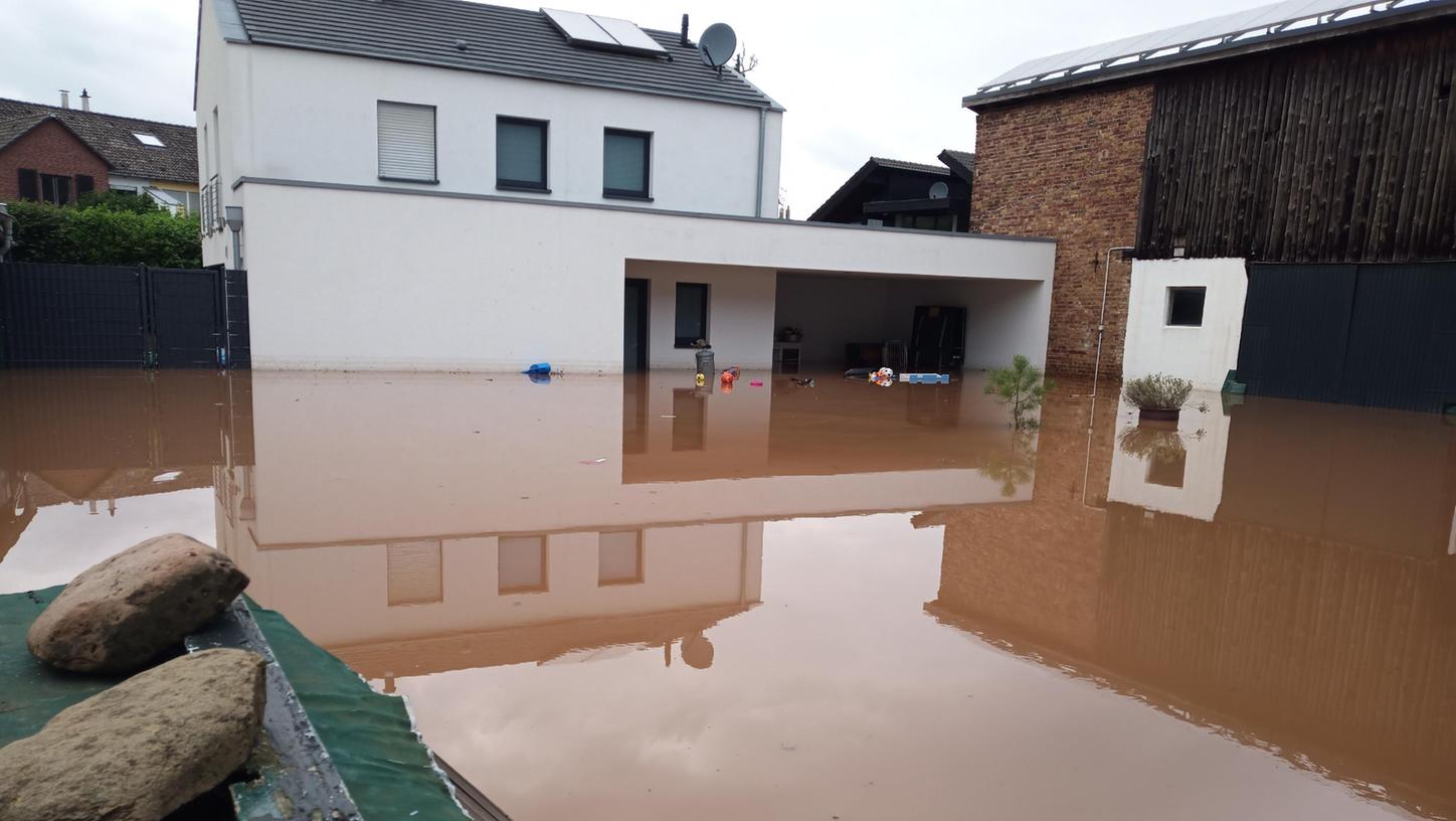 Der Blick vom Haus des Ehepaars Kraft-Börder zu den Nachbarn: Nichts als Wasser, wo vorher ein Hof war.