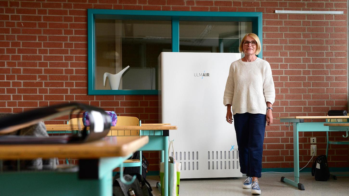 In der Pestalozzischule in Forchheim gibt es schon Lüftungsgeräte: Schulleiterin Martina Eier freute sich. 