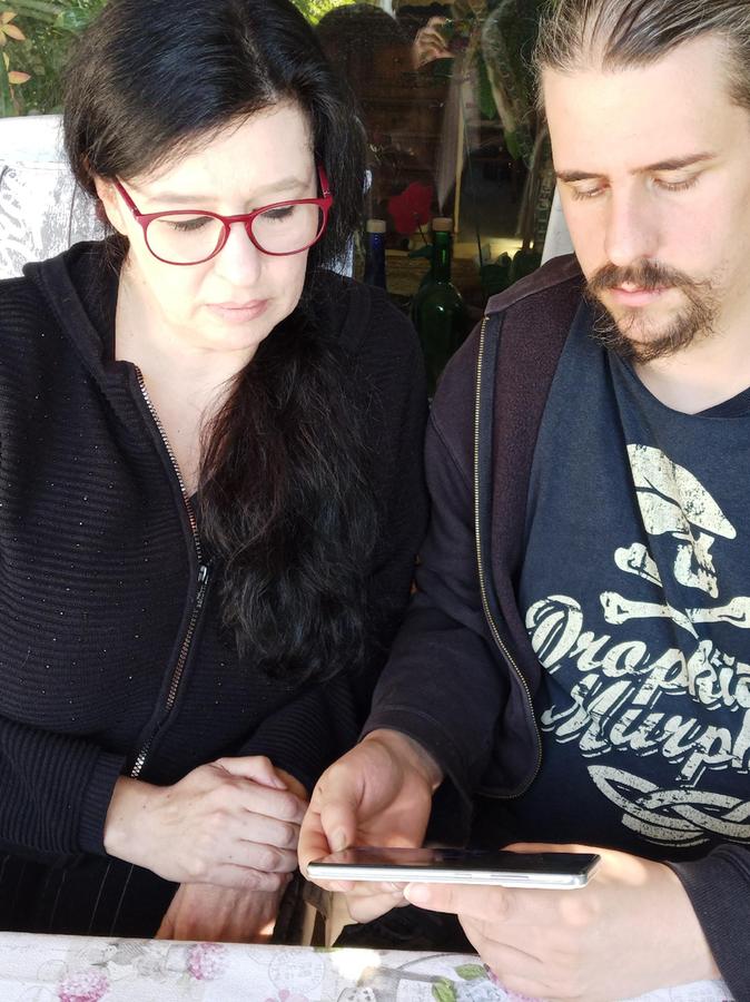 Da bleibt im Nachhinein ein ungläubiges Kopfschütteln nicht aus: Romana Kraft und Alexander Börder sichten die Hochwasserbilder, die sie mit dem Handy aufgenommen haben.
Da bleibt im Nachhinein ein ungläubiges Kopfschütteln nicht aus: Romana Kraft und Alexander Börder sichten die Hochwasserbilder, die sie mit dem Handy aufgenommen haben.