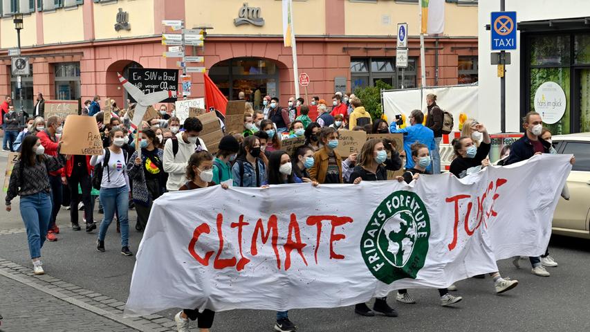 Der Demonstrationszug für mehr Klimaschutz auf dem Weg durch die Erlanger Innenstadt.
