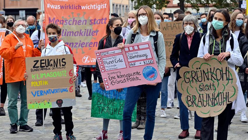 Bei der FFF-Demo gab es viele selbstgemalte Schilder zu bestaunen.