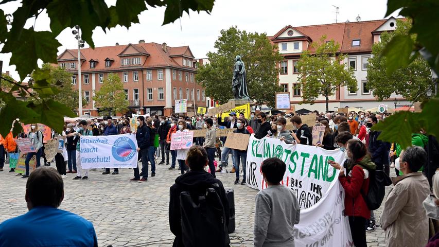 Lautstark und bunt: Klimademo von Fridays for Future in Erlangen