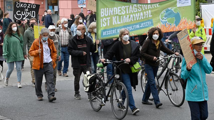 Lautstark und bunt: Klimademo von Fridays for Future in Erlangen