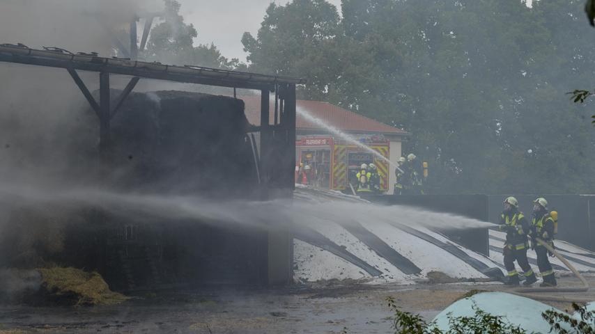 Die Feuerwehrleute konnten ein Ausgreifen der Flammen auf umliegenden Gebäude verhindern. 
