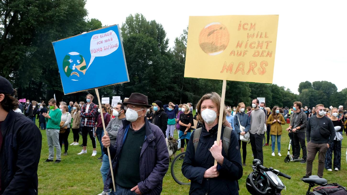 Petra und Dag Lindström kamen mit ihren Demoschildern zum Klimastreik, für den sie extra aus Berching angereist sind.