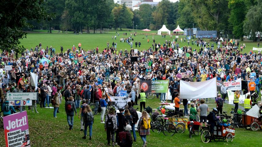 Genau zwei Tage vor der Bundestagswahl demonstrierten hunderte Klima-Aktivisten und Aktivistinnen für sozial gerechte und konsequente Maßnahmen, die Klimaerhitzung zu begrenzen. 