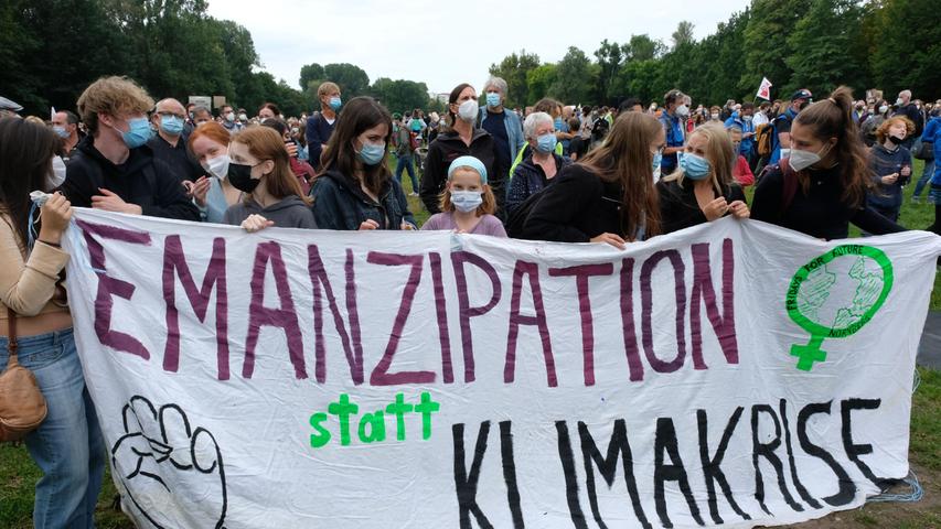 Aktivistin Miriam Wirsing aus Erlangen sagte zur Aktion: "Die nächste Koalition ist die letzte, die die Klimakrise noch eindämmen kann. Wir fordern alle auf, mit uns gemeinsam diese Stimmen laut zu machen!"