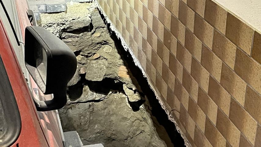 Knapp vier Meter brach der Boden in einem Innenhof an der Baiersdorfer Hauptstraße ein. Knapp vier Meter brach der Boden in einem Innenhof an der Baiersdorfer Hauptstraße ein.