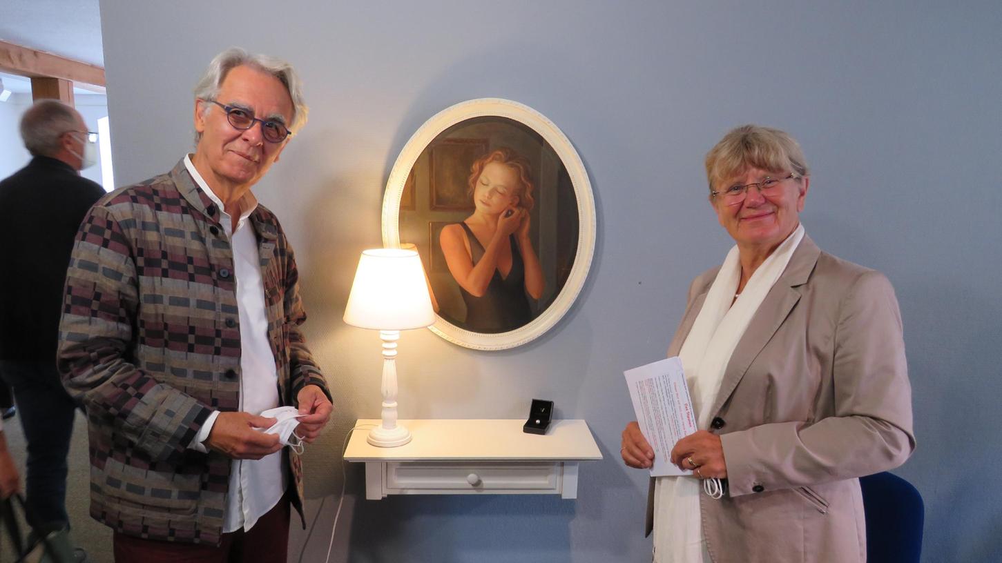 Fernando de la Jara kam selbst zur Ausstellungseröffnung nach Pappenheim. Hier steht er zusammen mit Kulturreferentin Christa Seuberthan der Installation Fernando de la Jara kam selbst zur Ausstellungseröffnung nach Pappenheim. Hier steht er zusammen mit Kulturreferentin Christa Seuberthan der Installation