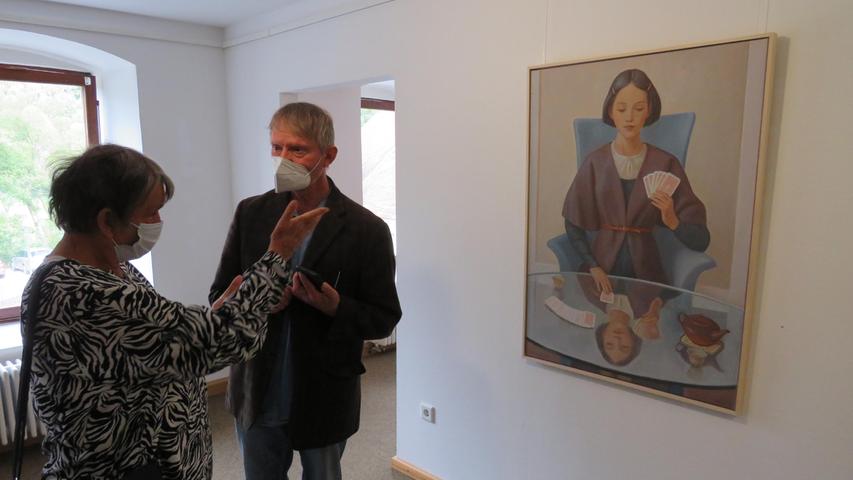 Bei der Vernissage entwickelten sich auch angeregte Gespräche der Besucher über die Bilder.
Bei der Vernissage entwickelten sich auch angeregte Gespräche der Besucher über die Bilder.