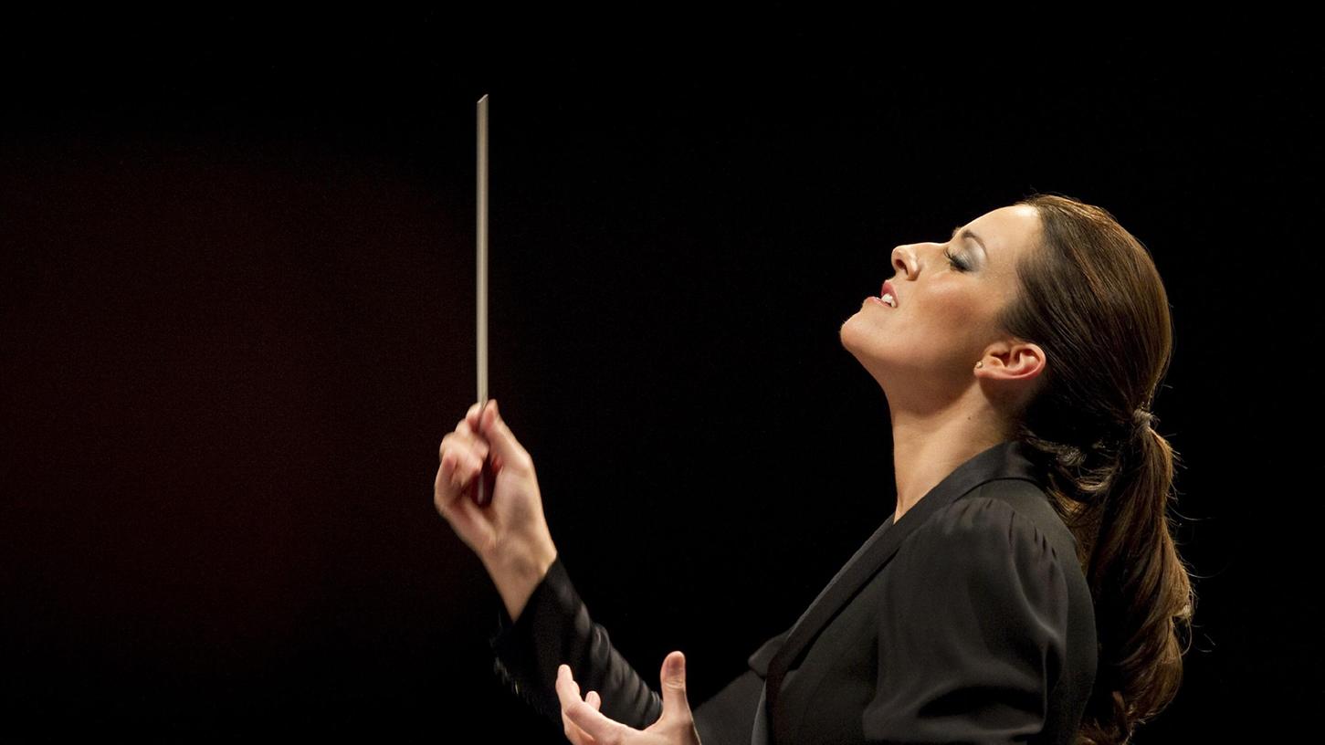 Begeisternder Auftritt bei der Staatsphilharmonie Nürnberg: Alondra de la Parra.