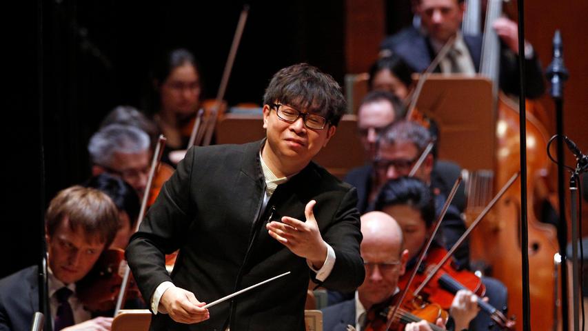 Intensive Momente mit dem Orchester: Kahchun Wong hat sich mit den Nürnberger Symphonikern vor allem der Pflege des romantischen Repertoires gewidmet.

