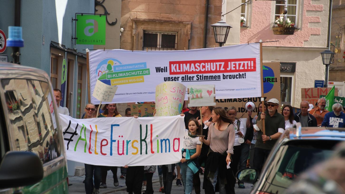 #Alle fürs Klima: Rund 200 Menschen machten sich am Freitag für intensivere Bemühungen um den Klimaschutz stark. Mit einer Kundgebung auf dem Marktplatz und einem Zug durch die Innenstadt forderten sie nicht nur die Politik zum Handeln auf. Klimastreik Weißenburg. #Alle fürs Klima: Rund 200 Menschen machten sich am Freitag für intensivere Bemühungen um den Klimaschutz stark. Mit einer Kundgebung auf dem Marktplatz und einem Zug durch die Innenstadt forderten sie nicht nur die Politik zum Handeln auf. Klimastreik Weißenburg.