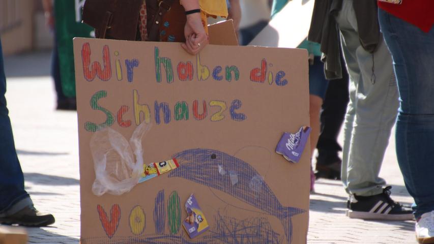 Viele Kinder steuerten bunte Plakate zu der Kundgebung bei, um auf die Dringlichkeit der Situation aufmerksam zu machen. Jugendliche und junge Erwachsene hingegen waren vergleichsweise wenig auf der Kundgebung vertreten. Viele Kinder steuerten bunte Plakate zu der Kundgebung bei, um auf die Dringlichkeit der Situation aufmerksam zu machen. Jugendliche und junge Erwachsene hingegen waren vergleichsweise wenig auf der Kundgebung vertreten.