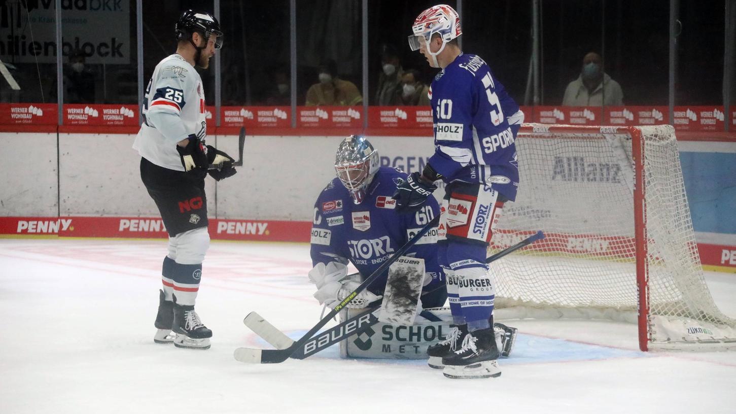 Offensichtlich ein Foto aus dem starken ersten Drittel: Daniel Schmölz und die Ice Tigers belagerten Joacim Eriksson im Schwenninger Tor, trafen aber nur einmal. 