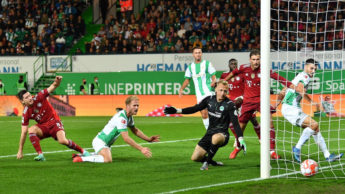 Engagiert, aber unglücklich: Das 0:3 - Sebastian Griesbeck beförderte den Ball ins eigene Netz - besiegelt wohl Fürths Niederlage gegen die Bayern. 