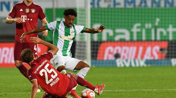 Ansätze, Ansätze, Ansätze. Wie Jeremy Dudziak mit dem Ball umgeht, ist mehr als ansehnlich. Man ahnt in jeder Aktion, dass da jetzt eine gute Idee folgen könnte, nur: folgt sie dann zu selten, weil er seine Füße nicht schnell genug sortiert bekommt, die Gegenspieler zu eng auf den Füßen stehen oder die Mitspieler seine Ideen noch nicht immer antizipieren können. Deshalb blieb es auch diesmal bei: guten Ansätzen.