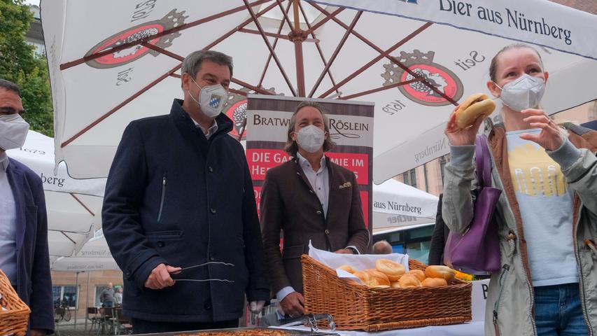 "Drei im Weggla": Das gab es am Freitag auf dem Nürnberger Rathausplatz für alle, die sich zuvor hatten impfen lassen. 