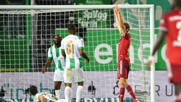 Wenig später bereits die Bayern-Führung: Alphonso Davies jagt mit dem Ball am Fuß übers Feld, bringt das Spielgerät in die Mitte und Thomas Müller vollendet mit Hilfe des Pfostens zum 1:0 für München (10.).