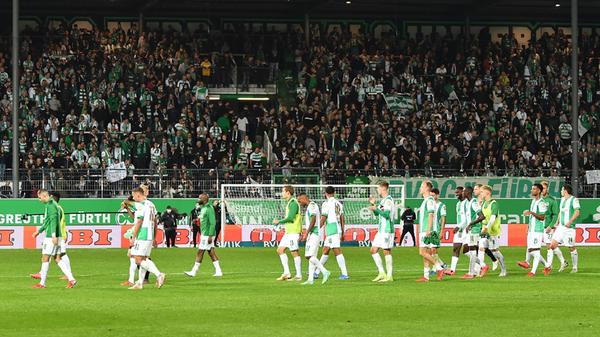 Nach 93 Minuten ist Schluss im Ronhof - und das Kleeblatt kann erhobenen Hauptes vom Platz gehen. Gegen den FC Bayern leuchtet am Ende ein 1:3 vom Bildschirm – und das ist durchaus ein beachtliches Ergebnis. Die Spielvereinigung hat sich Chancen erarbeitet, gekämpft, und trotz Gegentor in Überzahl ein starkes Spiel gegen das Starensemble aus München bestritten.