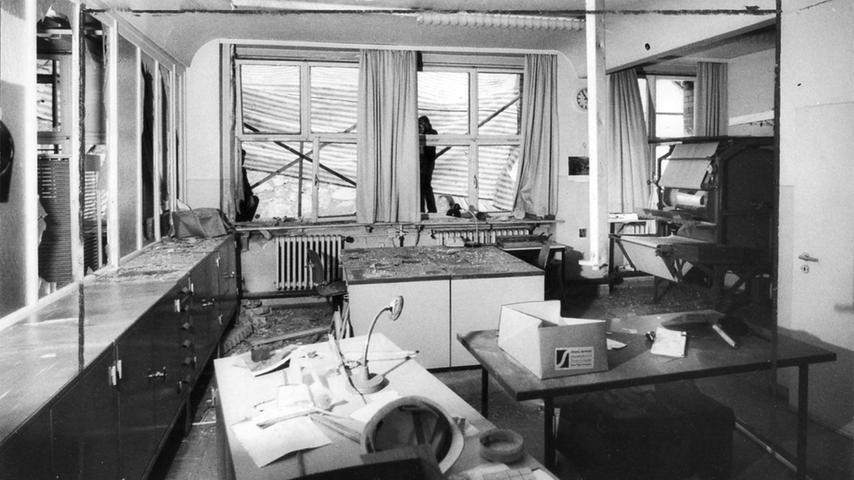 Einen Schreckmoment erlebte MAN im Jahr 1977, als eine Bombe in der Nähe des Firmengeländes in der Katzwanger Straße explodierte. Unser Bild zeigt die Zerstörung in einem Kopierraum unmittelbar hinter der Detonationsstelle.
