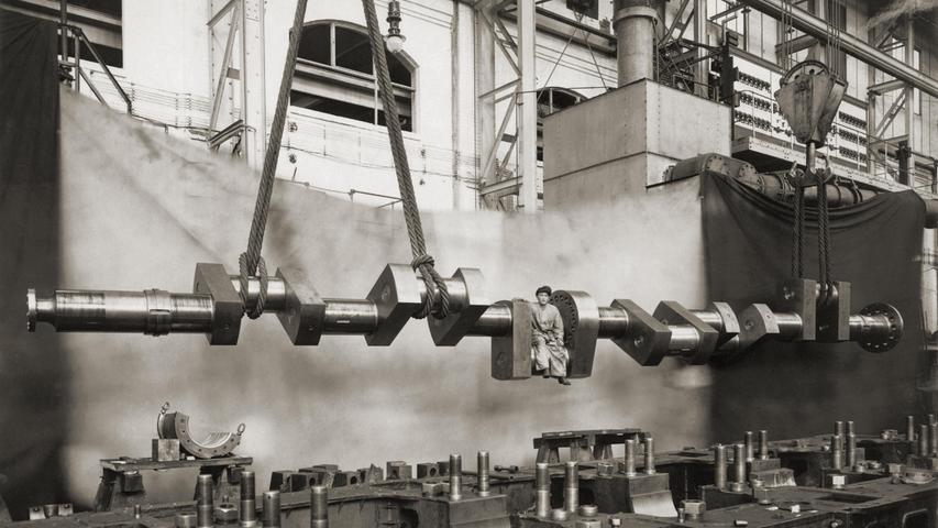 Präzisionsarbeit anno 1913: Hier wird eine gewaltige Kurbelwelle für einen großen Dieselmotor hergestellt.