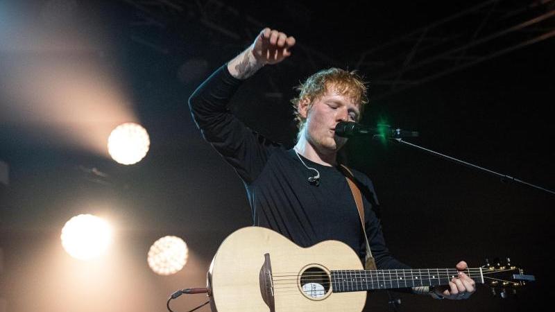 Der britische Sänger Ed Sheeran forderte am Donnerstag seine Fans auf, die neue Single Der britische Sänger Ed Sheeran forderte am Donnerstag seine Fans auf, die neue Single
