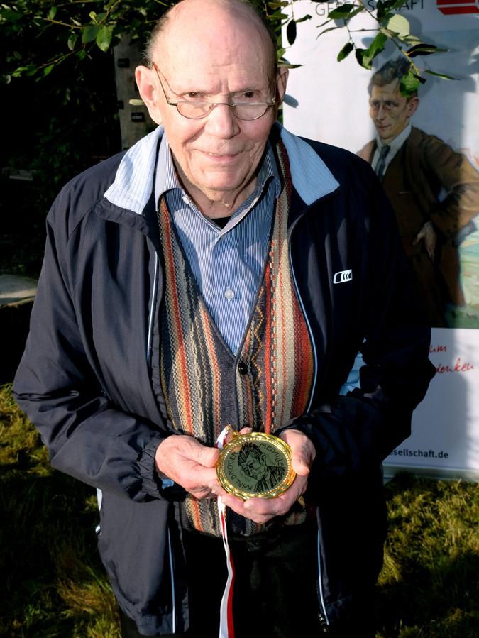 "A trümmer Ding": Mundartdichter Günter Stössel freute sich über die Auszeichnung. "A trümmer Ding": Mundartdichter Günter Stössel freute sich über die Auszeichnung.