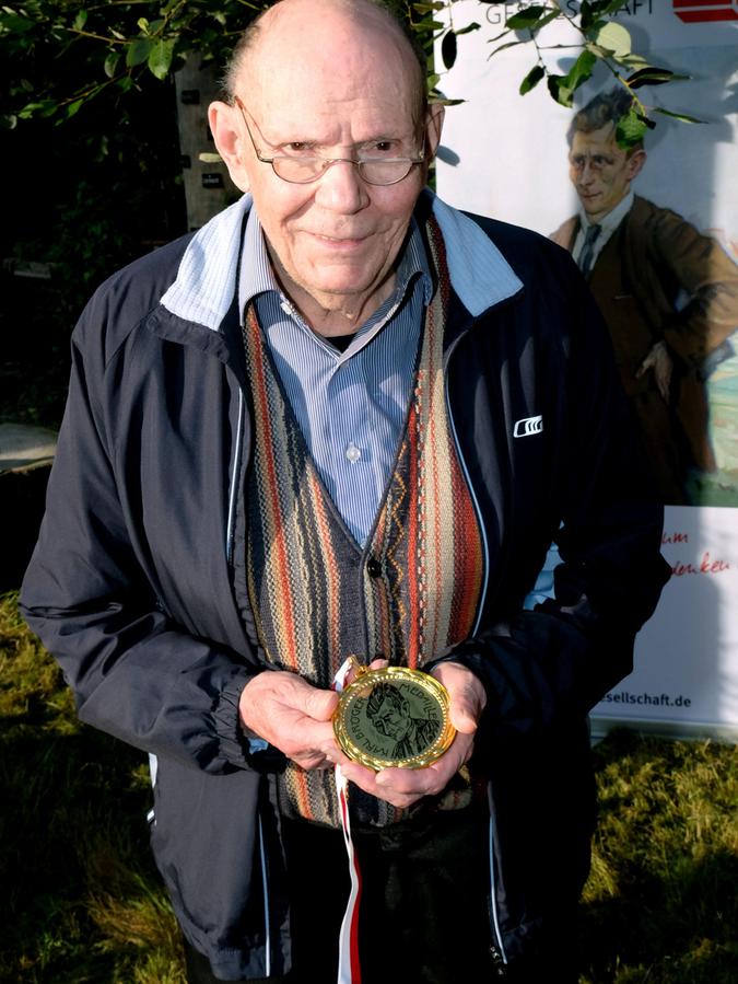 "A trümmer Ding": Mundartdichter Günter Stössel freute sich über die Auszeichnung.