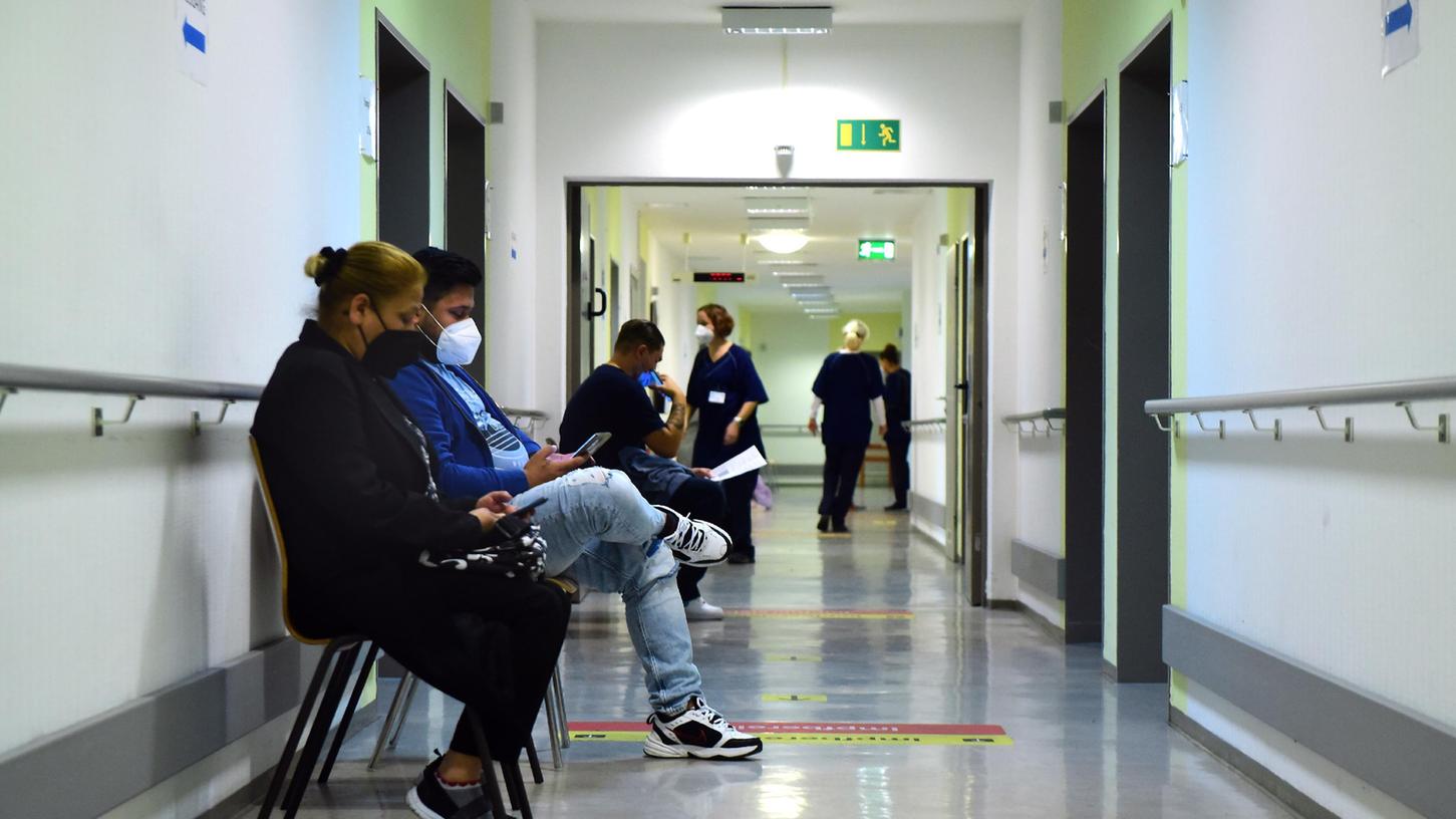 Menschen, die auf ihre Spritze im Impfzentrum warten, wie hier im Impfzentrum Fürth. Vor allem in Bayern und Sachsen gab es besonders viele Angriffe und Störungen gegen Impf-Einrichtungen. Menschen, die auf ihre Spritze im Impfzentrum warten, wie hier im Impfzentrum Fürth. Vor allem in Bayern und Sachsen gab es besonders viele Angriffe und Störungen gegen Impf-Einrichtungen.