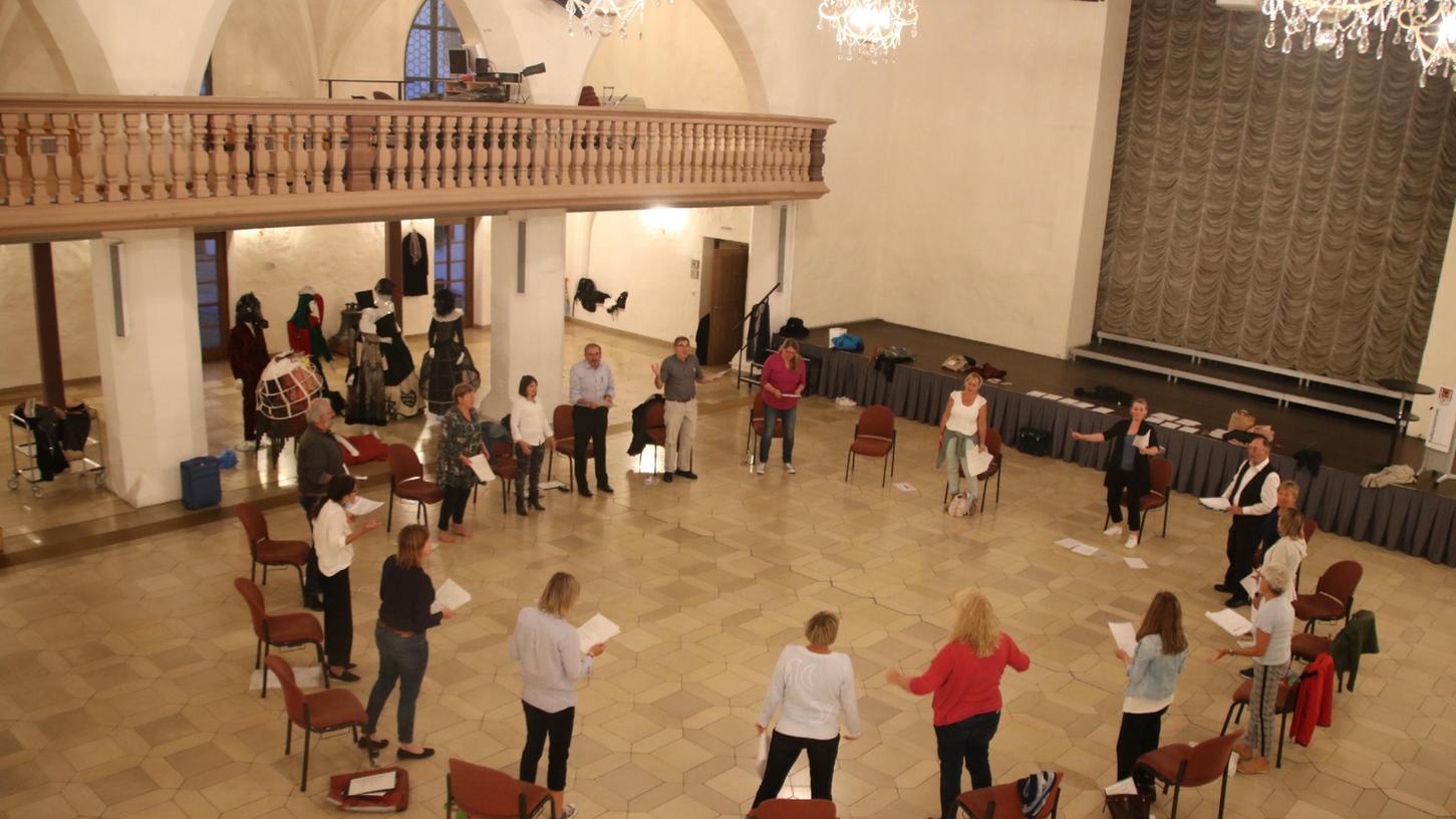 Der neue Weißenburger Bürgerchor feiert Premiere: Am 2. und 3. Oktober spielt und spricht das neue Ensemble in einer Performance Texte zur Bedeutung des Theaters. Die kurze Aufführung ist insgesamt viermal zu sehen.
Der neue Weißenburger Bürgerchor feiert Premiere: Am 2. und 3. Oktober spielt und spricht das neue Ensemble in einer Performance Texte zur Bedeutung des Theaters. Die kurze Aufführung ist insgesamt viermal zu sehen.