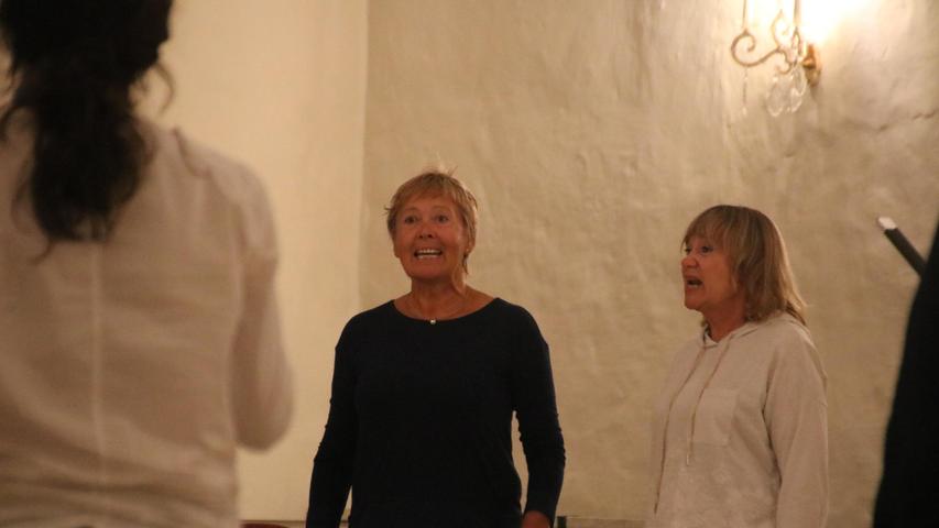 Intensiv probt der Bürgerchor Gesang und Texte ein. Die Aufführung bei den Kunsttagen ist eine Art Appetithappen auf das nächste Stadtschreiber-Stück im Bergwaldtheater.
Intensiv probt der Bürgerchor Gesang und Texte ein. Die Aufführung bei den Kunsttagen ist eine Art Appetithappen auf das nächste Stadtschreiber-Stück im Bergwaldtheater.