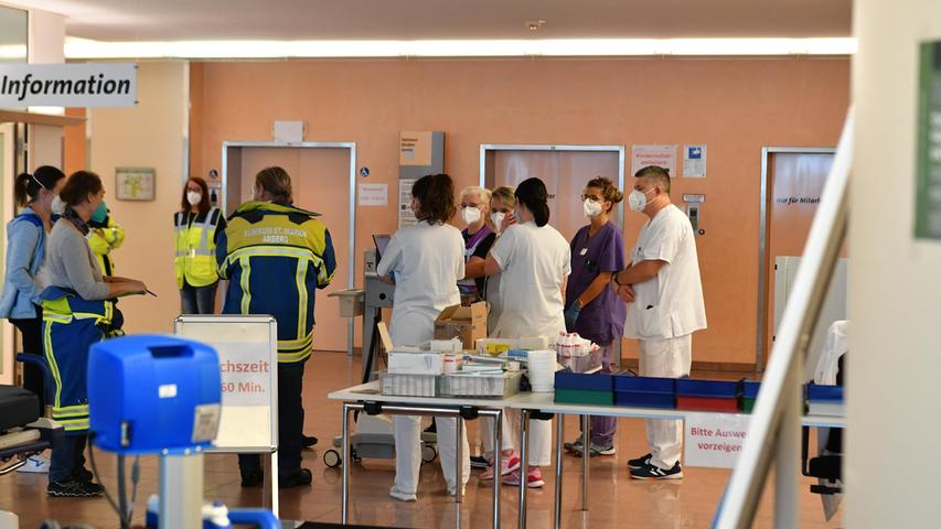 Weitere Leicht-Verletzte erreichen den Eingangsbereich des Klinikums, wo sie auf Liegen behandelt werden.