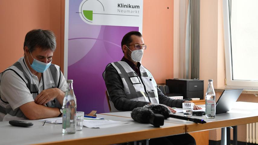 Bei einer improvisierten Pressekonferenz berichten der medizinische Leiter des Klinikums, Chefarzt Prof. Dr. René Handschu, und René Klinger, über den Verlauf der Aktion.