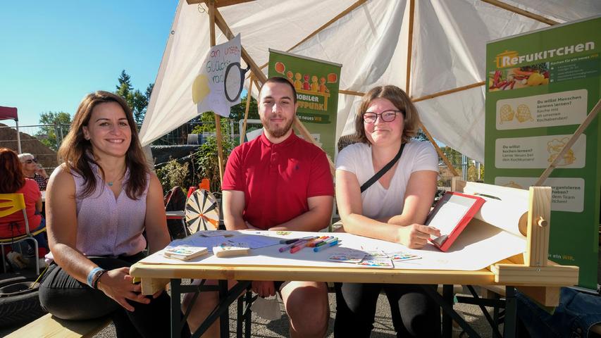 Gianna Mitrou, Oday Almassarani und Steffi Hahm (von links) von Refukitchen, das demnächst "Tischkulturen" heißt. Trotz Corona-Pause existiert das Koch-Projekt schon seit Jahren.