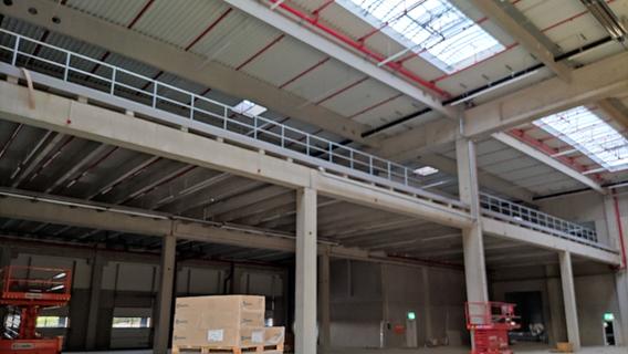 Die Halle bietet riesige Lagerflächen. Die Halle bietet riesige Lagerflächen.