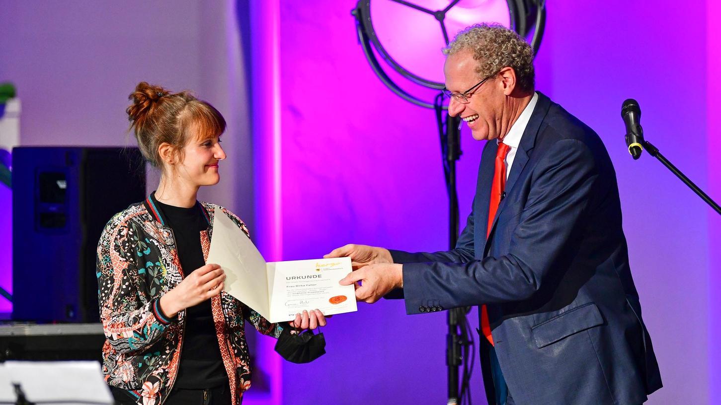 Bürgermeister German Hacker überreicht Birka Falter den Projektpreis ...
Bürgermeister German Hacker überreicht Birka Falter den Projektpreis ...