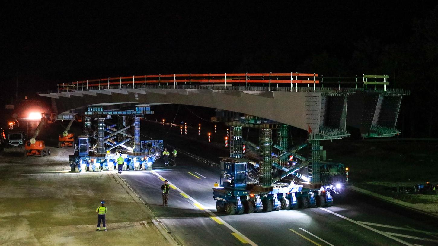 Eine besondere organisatorische Herausforderung hatte sich die ARGE A3, zuständig für den Ausbau der Autobahn bei Erlangen, für das Wochenende vorgenommen. Um die Beeinträchtigungen für den Verkehr zu reduzieren, wurden zeitgleich zwei vorgefertigte Brücken eingesetzt und außerdem eine alte Brücke abgebrochen.
Eine besondere organisatorische Herausforderung hatte sich die ARGE A3, zuständig für den Ausbau der Autobahn bei Erlangen, für das Wochenende vorgenommen. Um die Beeinträchtigungen für den Verkehr zu reduzieren, wurden zeitgleich zwei vorgefertigte Brücken eingesetzt und außerdem eine alte Brücke abgebrochen.