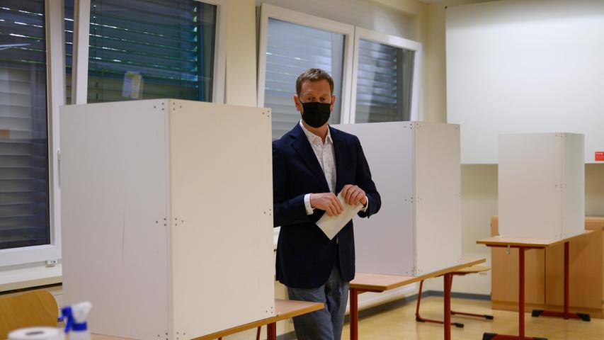 Sachsens Ministerpräsident Michael Kretschmer (CDU) bei der Stimmabgabe zur Bundestagswahl im Wahllokal in Dresden.