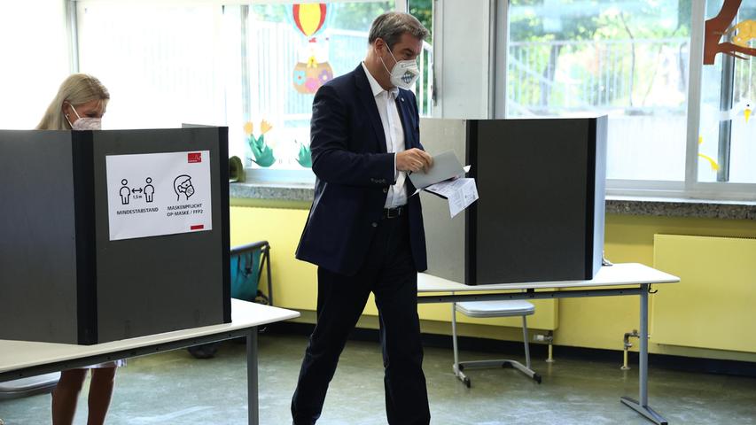 Der bayerische Ministerpräsident Markus Söder (CSU) gibt mit seiner Frau Karin in der Nürnberger Theodor Billroth Schule seine Stimme zur Bundestagswahl 2021 ab.
