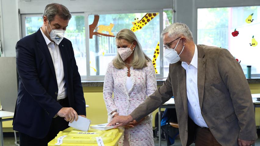 Der bayerische Ministerpräsident Markus Söder (CSU) gibt mit seiner Frau Karin in der Nürnberger Theodor Billroth Schule seine Stimme zur Bundestagswahl 2021 ab.
