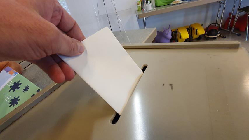 Stimmabgabe im Wahllokal Pfarrsaal Heilig Kreuz in Neumarkt: Auch hier herrschte ein reges Kommen und Gehen am Sonntag vormittag.
Stimmabgabe im Wahllokal Pfarrsaal Heilig Kreuz in Neumarkt: Auch hier herrschte ein reges Kommen und Gehen am Sonntag vormittag.