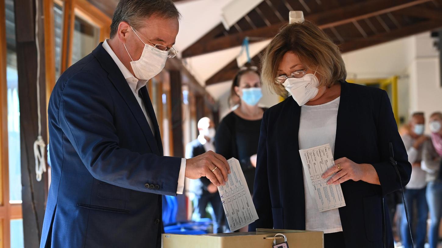 Armin Laschet, Bundesvorsitzender der CDU, Spitzenkandidat seiner Partei und Ministerpräsident von Nordrhein-Westfalen und seine Frau Susanne bei der Stimmabgabe zur Bundestagswahl. 