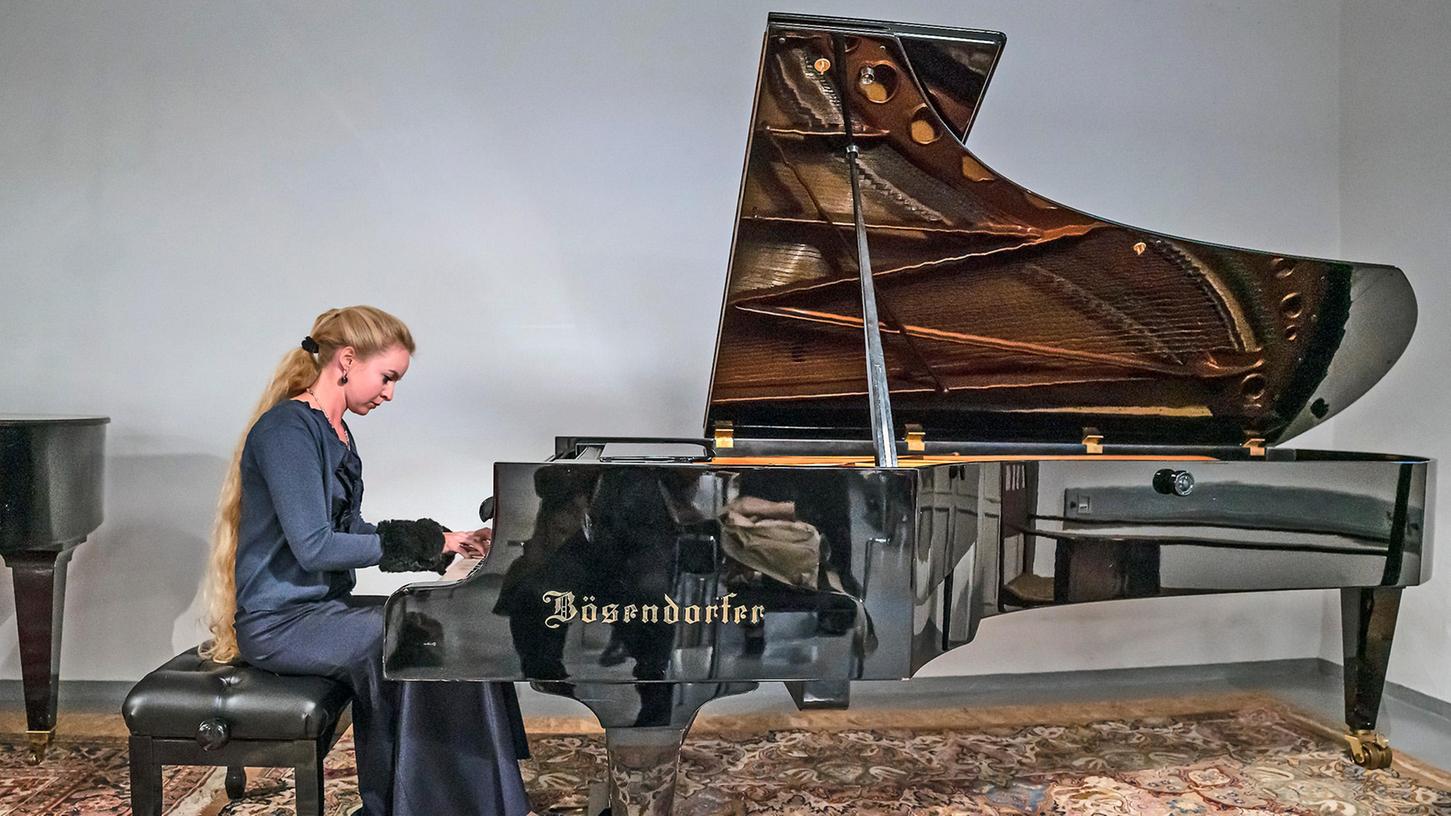 Viktoria Hirschhuber - hier bei einem Auftritt in der Oberfichtenmühle zu Rednitzhembach - kommt mit Werken von Schubert und Liszt am Samstag, 30. September, 19 Uhr, ins Schwabacher Bürgerhaus. Viktoria Hirschhuber - hier bei einem Auftritt in der Oberfichtenmühle zu Rednitzhembach - kommt mit Werken von Schubert und Liszt am Samstag, 30. September, 19 Uhr, ins Schwabacher Bürgerhaus.