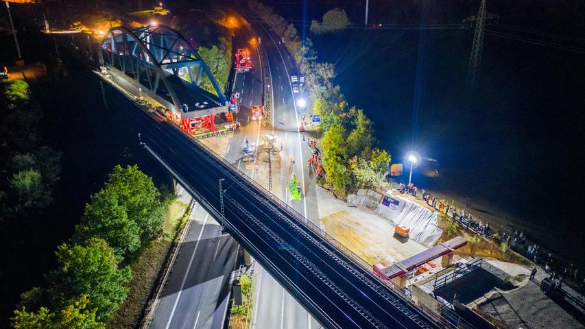 Spektakuklär: In der Nacht wurde eine neue Brücke über die A73 eingeschoben.