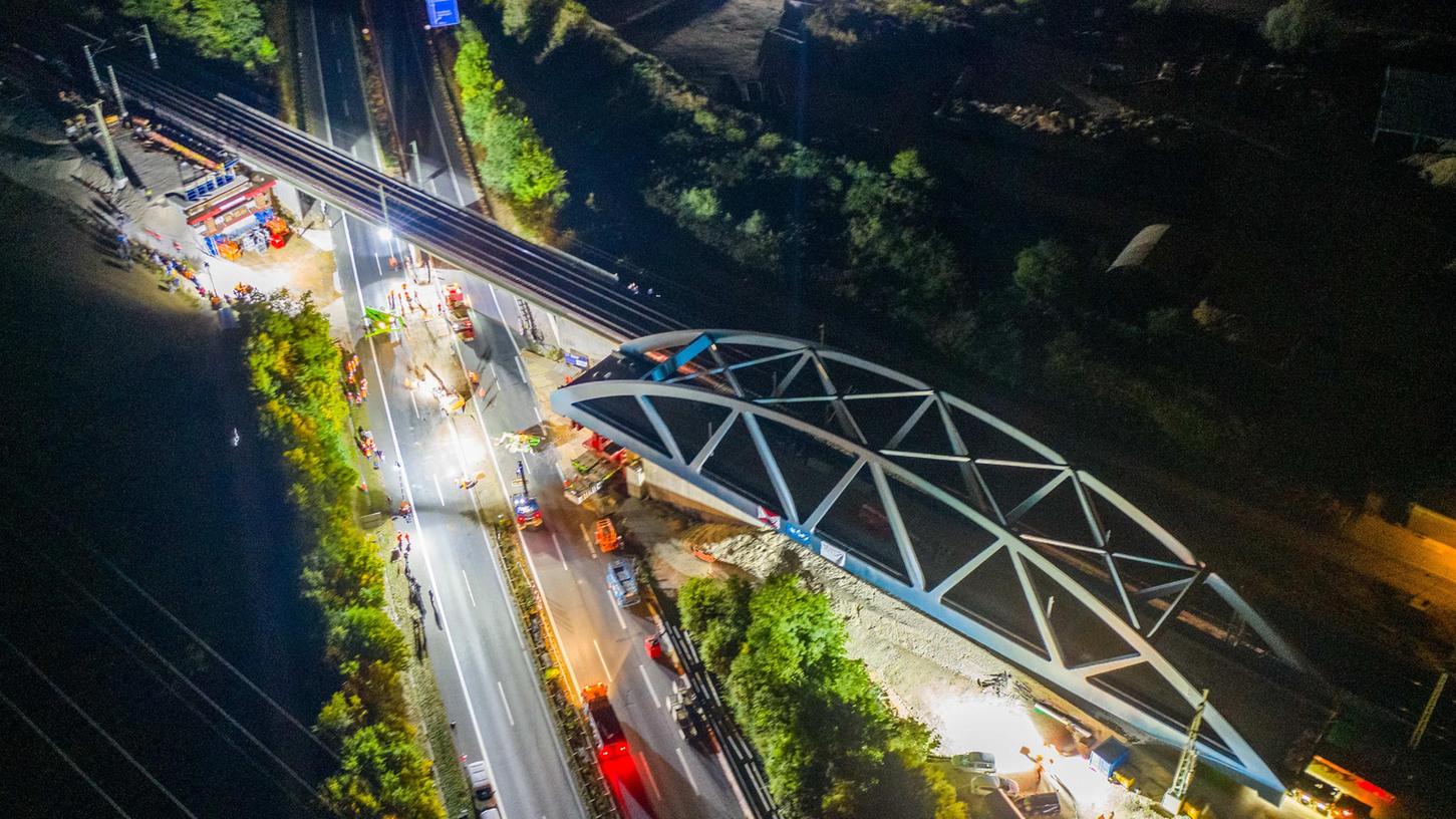 Eine Bahnbrücke über die Autobahn zwischen Forchheim und Eggolsheim wurde bereits vor zwei Jahren eingeschoben, jetzt folgt die andere gleich daneben. Eine Bahnbrücke über die Autobahn zwischen Forchheim und Eggolsheim wurde bereits vor zwei Jahren eingeschoben, jetzt folgt die andere gleich daneben.