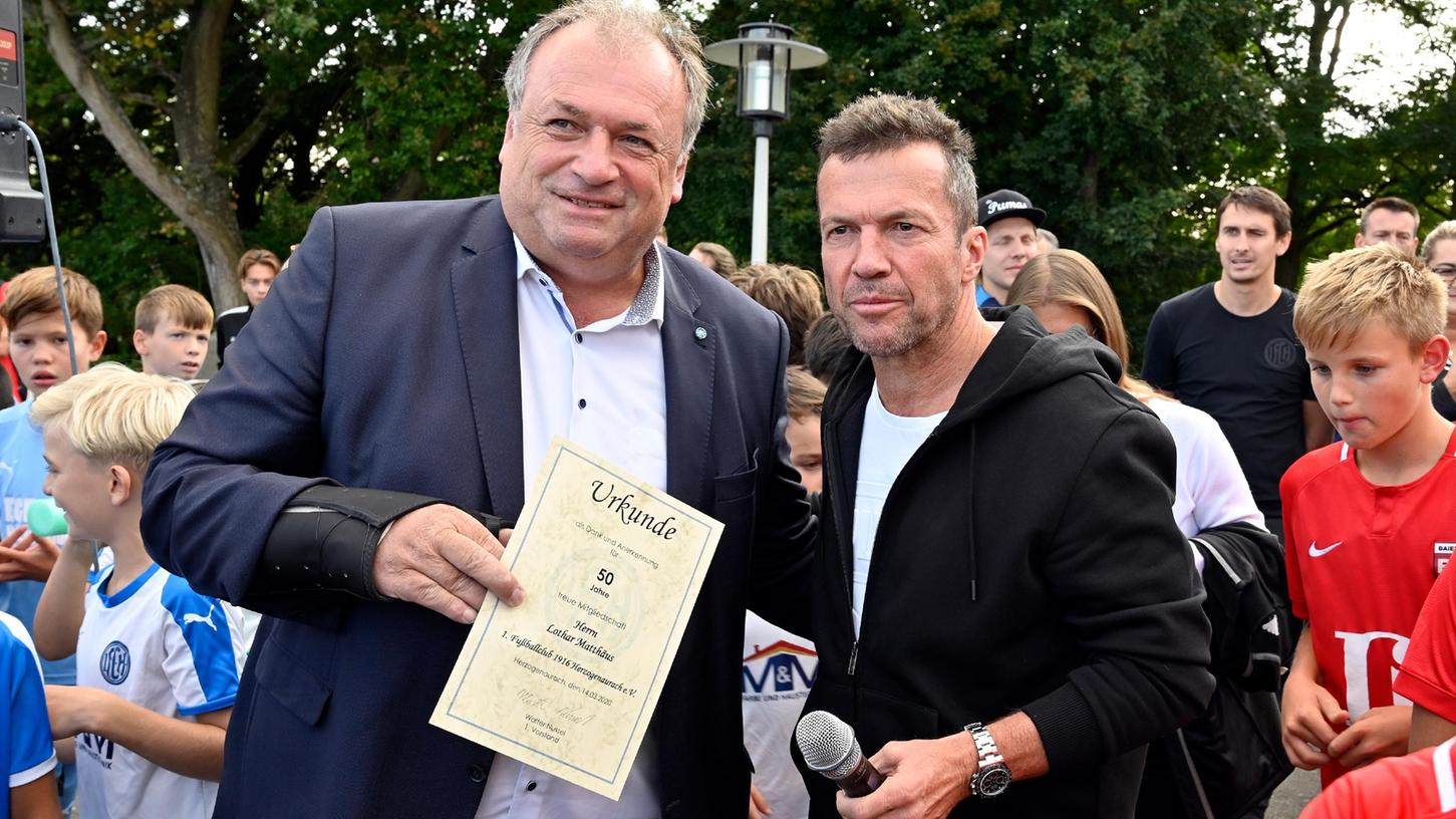 Der ehemalige Weltfußballer und vielfache Nationalspieler Lothar Mathäus besuchte seinen Heimatverein FC Herzogenaurach. Von MdL Walter Nussel wurde er für 50 Jahre Mitgliedschaft geehrt.
Der ehemalige Weltfußballer und vielfache Nationalspieler Lothar Mathäus besuchte seinen Heimatverein FC Herzogenaurach. Von MdL Walter Nussel wurde er für 50 Jahre Mitgliedschaft geehrt.