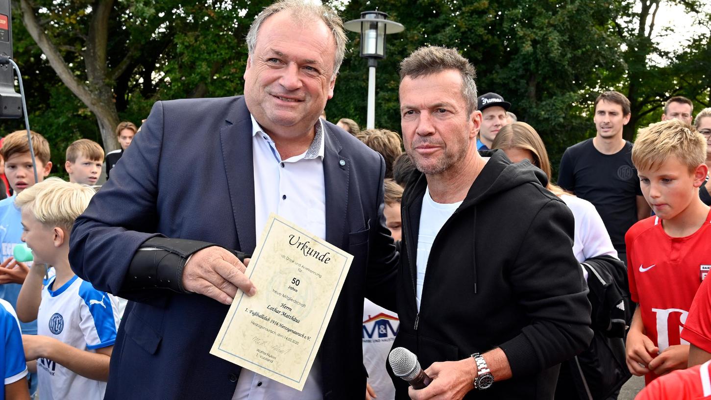 Der ehemalige Weltfußballer und vielfache Nationalspieler Lothar Mathäus besuchte seinen Heimatverein FC Herzogenaurach. Von MdL Walter Nussel wurde er für 50 Jahre Mitgliedschaft geehrt.